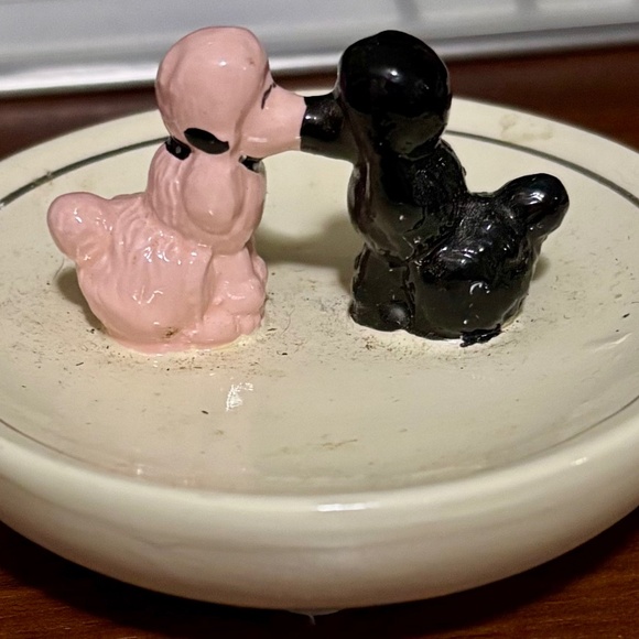 Dogs kissing Jewelry holder - Picture 1 of 4